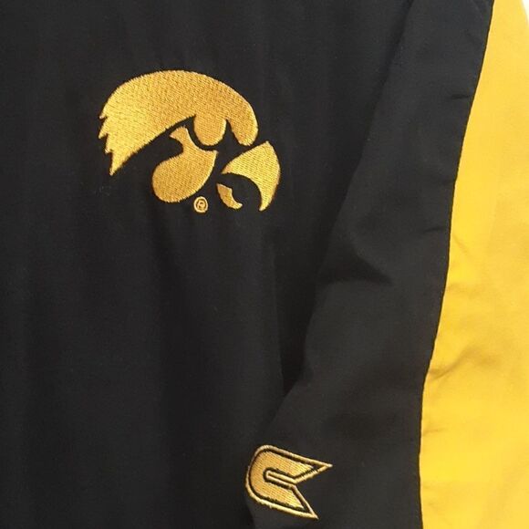 Men,s Hawkeyes size M short sleeve shirt/Jacket. - Picture 2 of 7